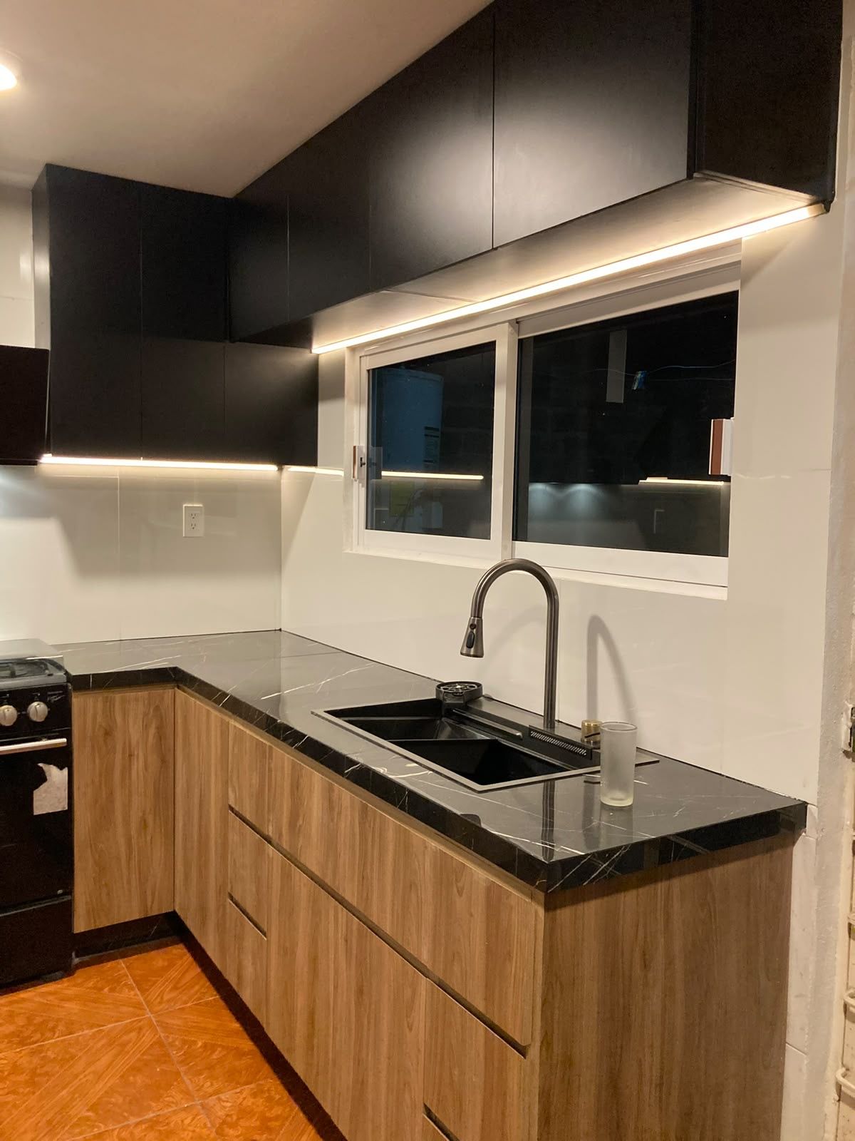 Cocina en dos tonos con iluminación bajo gabinetes
