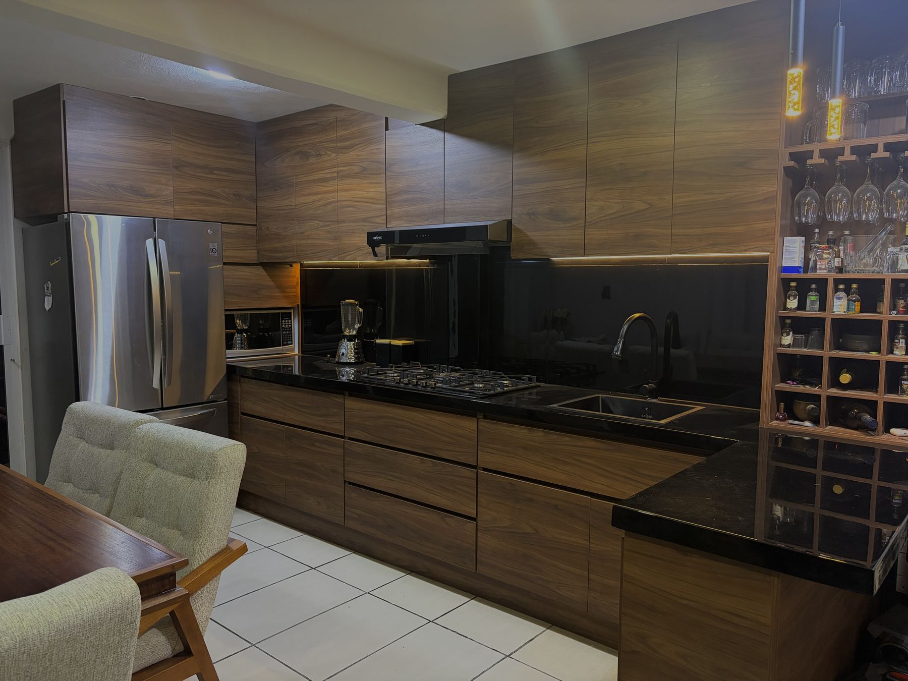 Cocina con cava integrada en la barra