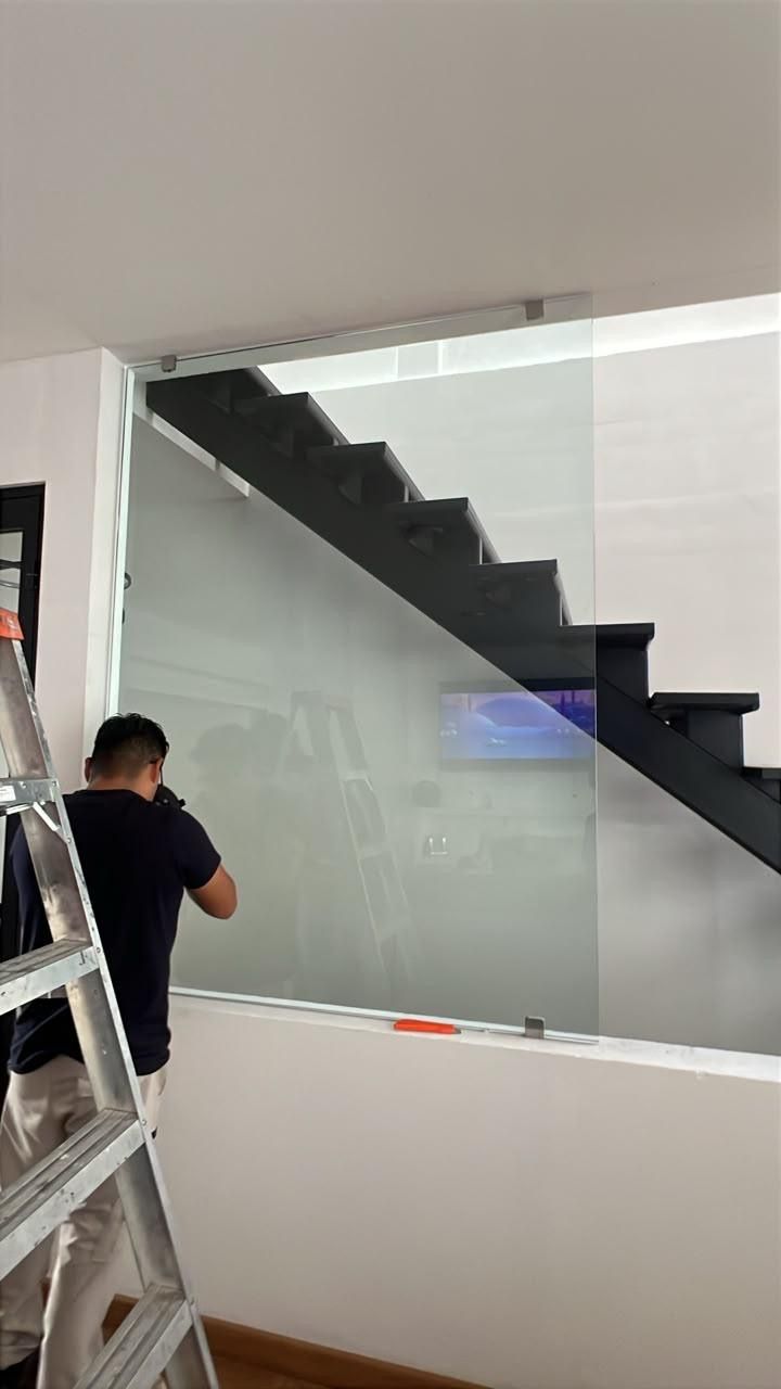 Instalación de cristal templado en escalera