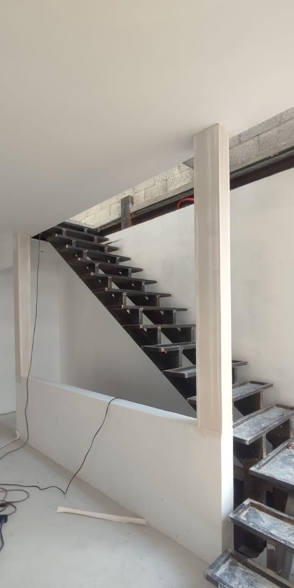 Escalera metálica durante su instalación