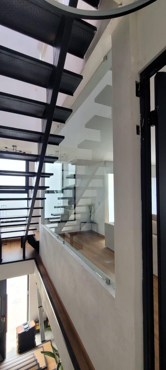 Escalera con barandal de cristal templado