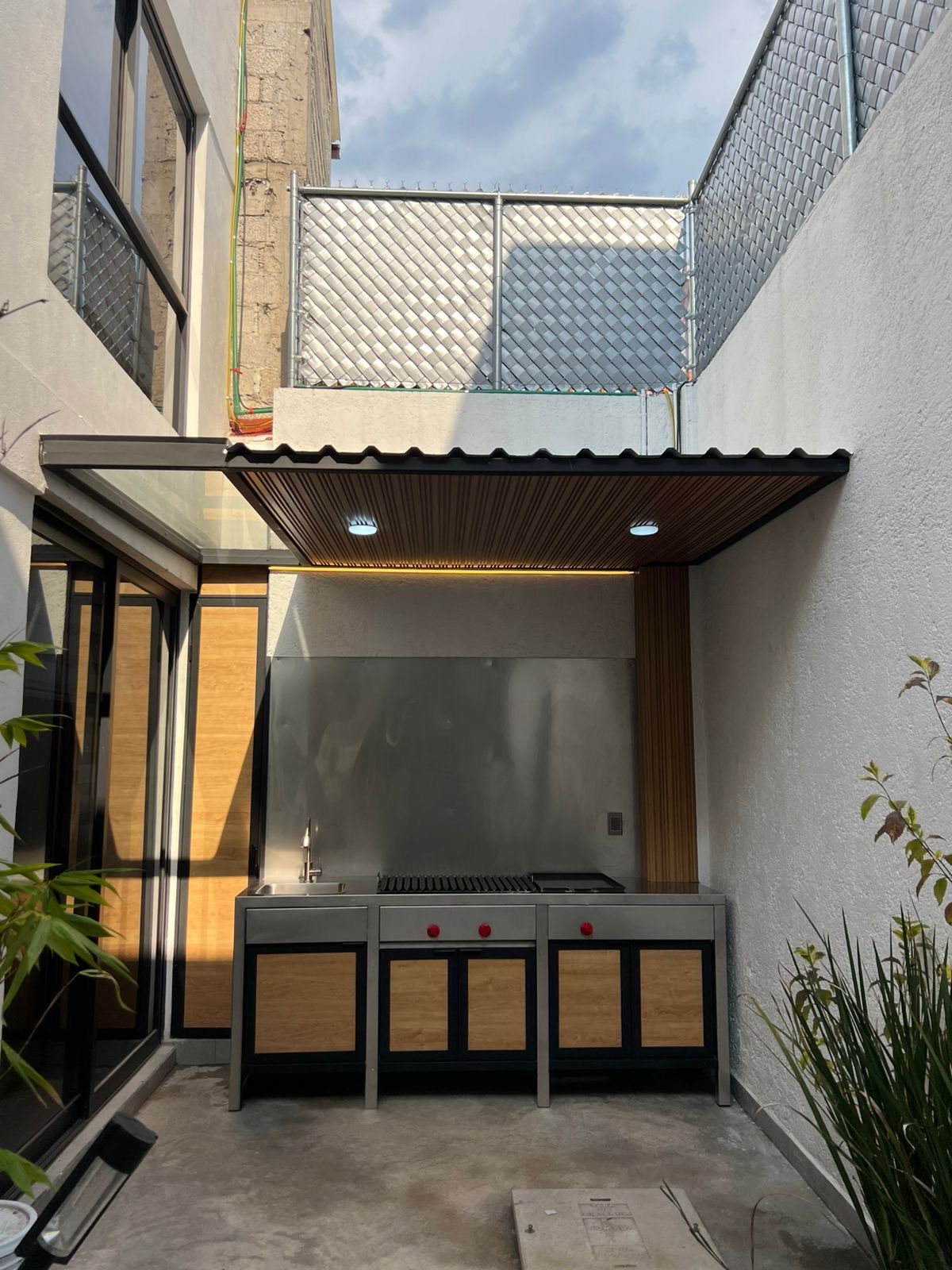 Cubierta con estructura metálica y plafón en patio