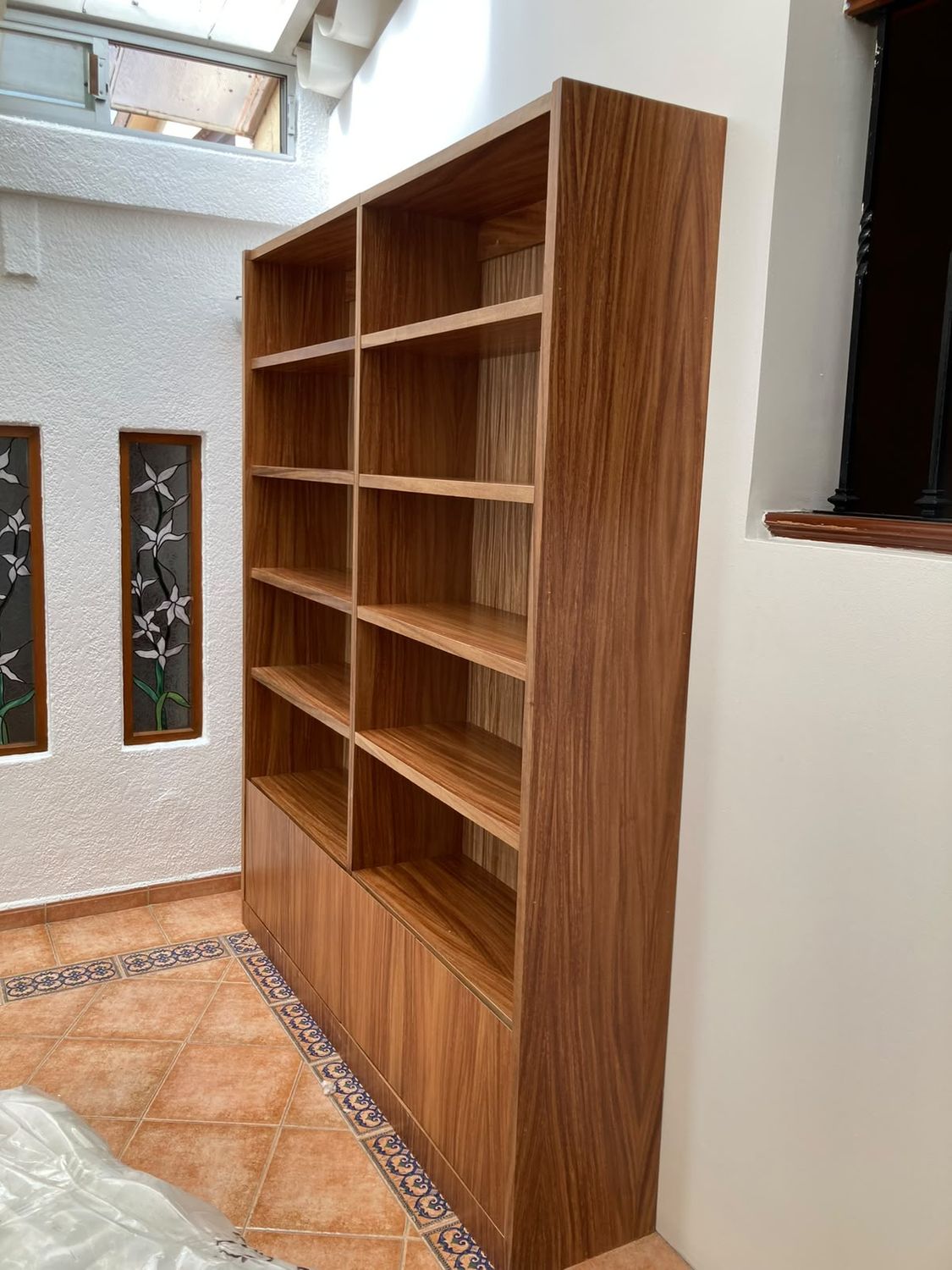 Librero de entrepaños con puertas inferiores