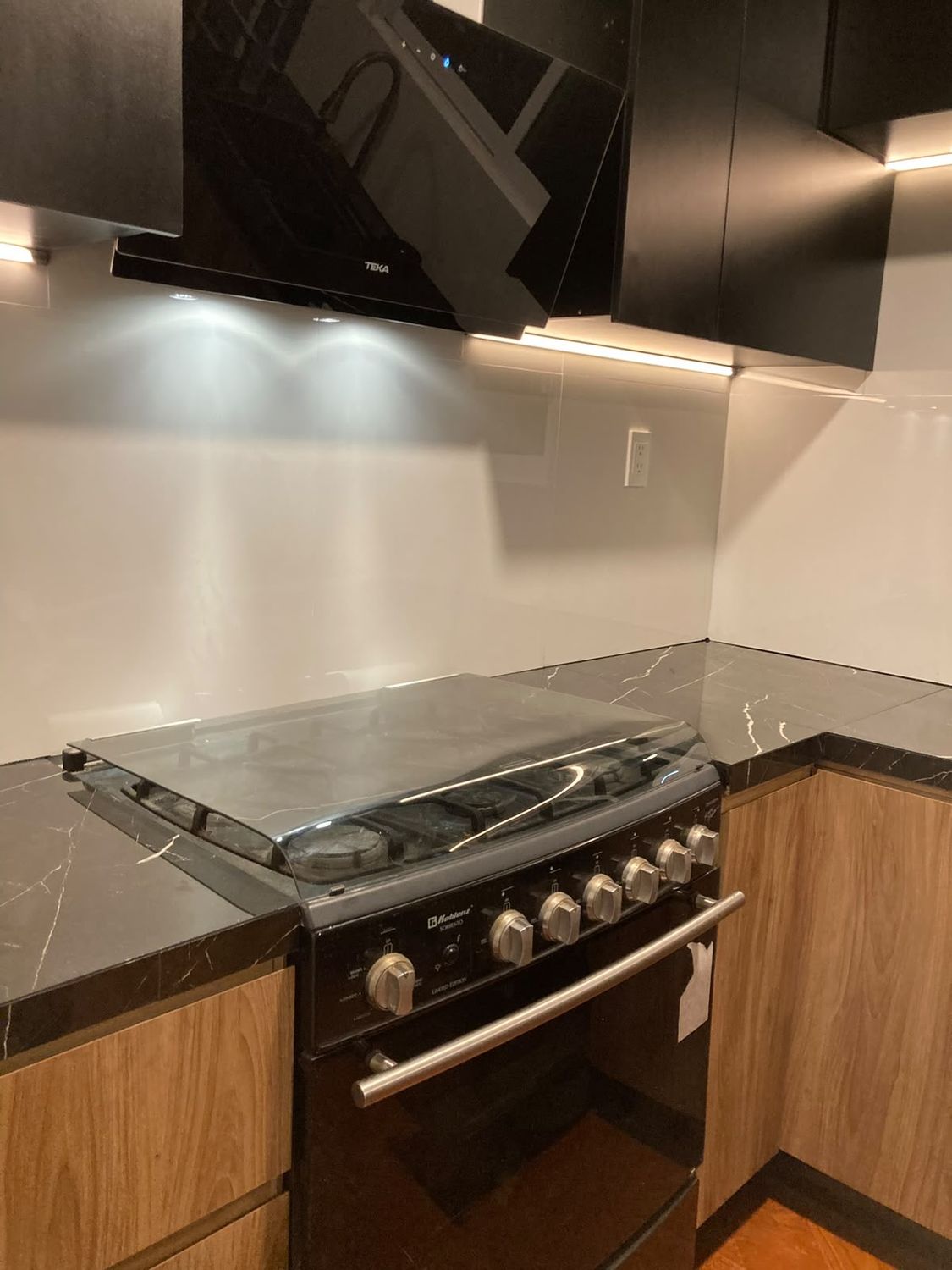 Iluminación bajo gabinetes en cocina