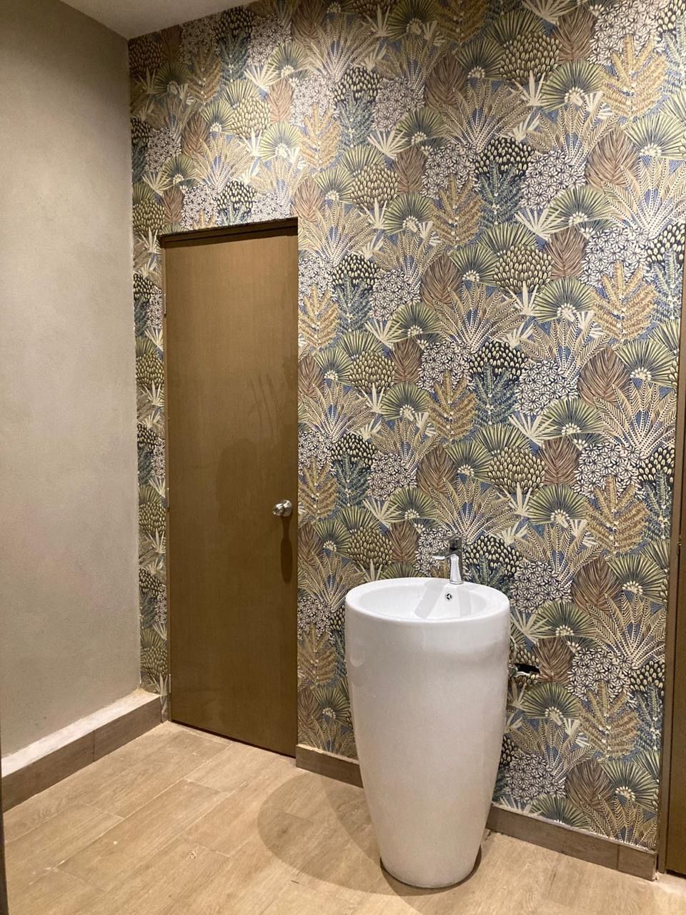 Puerta de madera en baño con papel tapiz