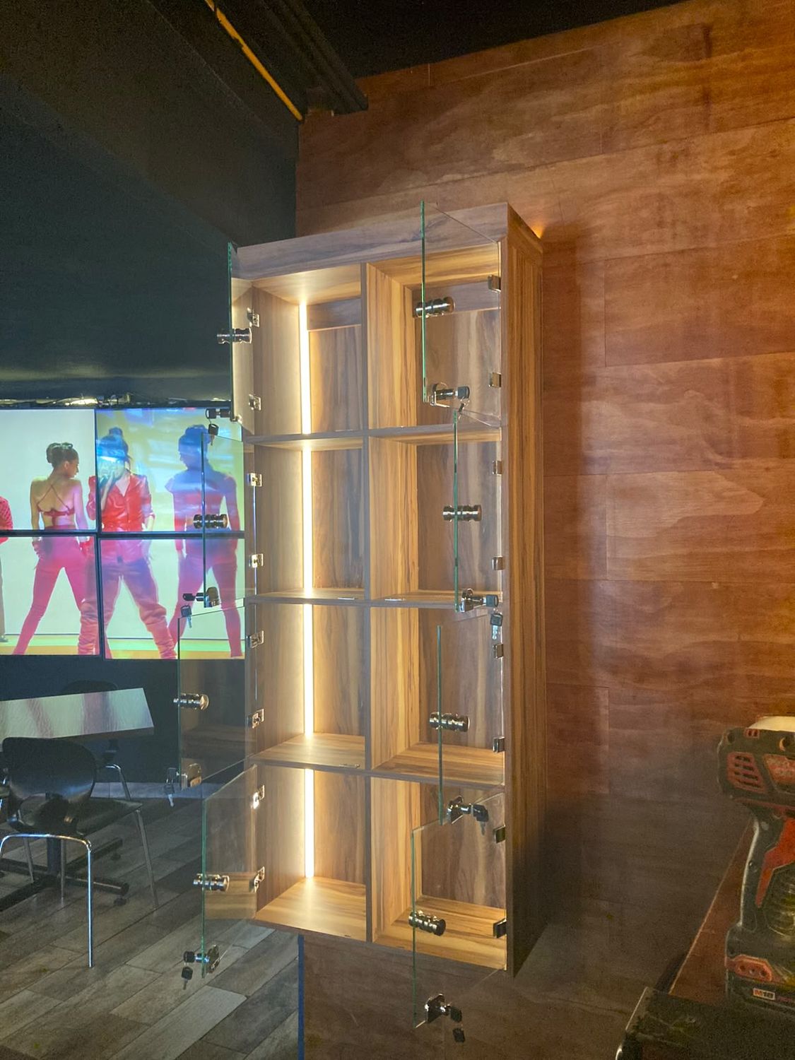 Vitrina iluminada con puertas de cristal